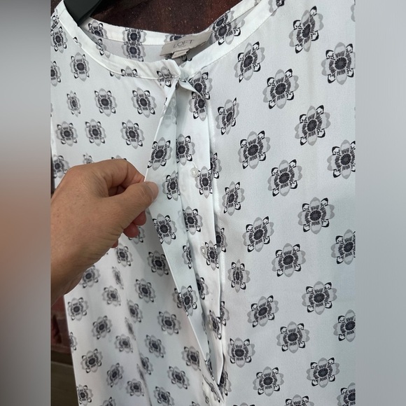 🛍️Loft  Half button front  sleeveless Top  Size XL - Picture 2 of 5